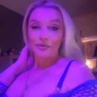 Curvy-Cleo