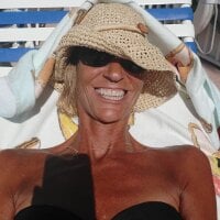 Tanlinesrsexy's Offline Chat Room