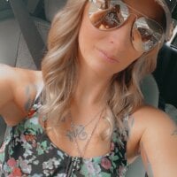 Deseraee143's Offline Chat Room