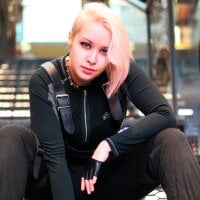 Lina_Horn's Offline Chat Room
