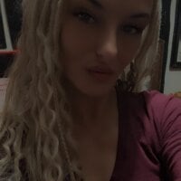 blondebarbiebae webcam model