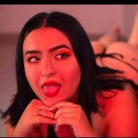 Adelinewilson Adlı Modelin Çevrimdışı Sohbet Odası