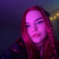 Juicy_cherry69's Offline Chat Room