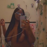 strawberry_dior's Offline Chat Room