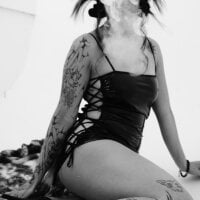 Miadevinee_1's Offline Chat Room