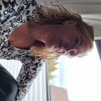 BadeluderXXX's Offline Chat Room