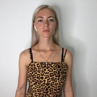 AnnaHardy Adlı Modelin Çevrimdışı Sohbet Odası