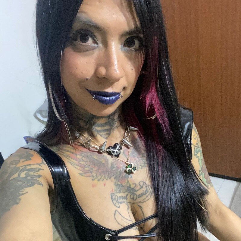 Kadarah's Stripchat show and profile