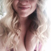 غرفة دردشة NicoleStaxx دون اتصال