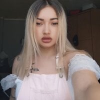 MikkiShowww webcam model
