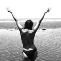 Emilia_roses69's Offline Chat Room