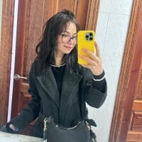 Adriennesexxx webcam model