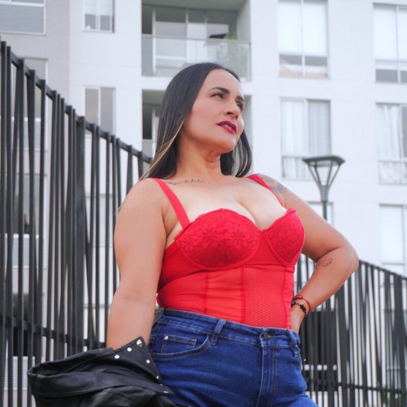 Sara_Charmy's Stripchat show and profile