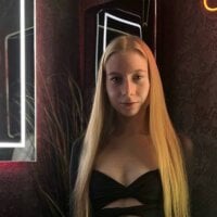 Alina_Blonde webcam model