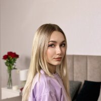ElizabethSchultz fully nude on webcam for live porn video chat