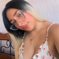 Nicolee_xx's Offline Chat Room