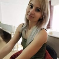 Medelinne_'s Offline Chat Room