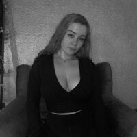 Madlin00 Adlı Modelin Çevrimdışı Sohbet Odası