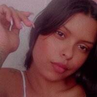 Adriana_Gomex's Offline Chat Room