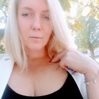 JuliiaLove Adlı Modelin Çevrimdışı Sohbet Odası