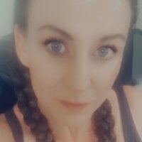 born2brat_xoxo's Offline Chat Room