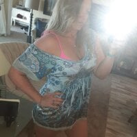 ThickerthanASnickers69's Offline Chat Room