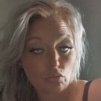 BlondeDisaster's Offline Chat Room