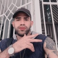adri_sexboy229 webcam