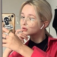 Holly_Woodd's Offline Chat Room