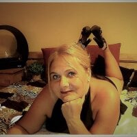 Curvy-Babe's Offline Chat Room