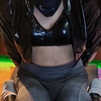 laaralatexxa_BDSM webcam model