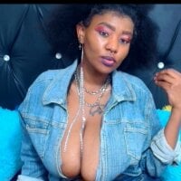 QueenYeeemaya webcam