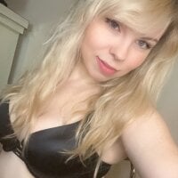 StrawberrySweet23's Offline Chat Room