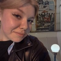 kissmywings webcam model