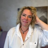 LindaCross model avatar