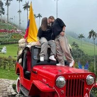 Annie_and_Hannie's Avatar Pic