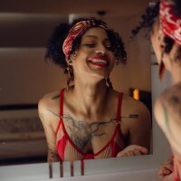 daiana_curly