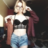 AlinaMays' Offline Chat Room