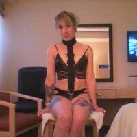 fuckmedeeoodlez's Offline Chat Room