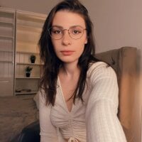 SyIviaMoore Adlı Modelin Çevrimdışı Sohbet Odası