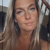 TeaseQueen22's Offline Chat Room