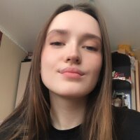 AlmaMoore Adlı Modelin Çevrimdışı Sohbet Odası