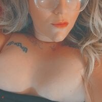 RoxanneGold webcam model