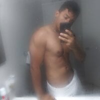 Alejandhz webcam model