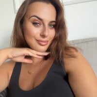 Hii_Lolla fully nude stripping on cam for online sex video show
