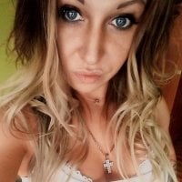 DinaCoronet's Offline Chat Room