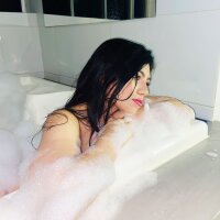 mia_collins19's Offline Chat Room