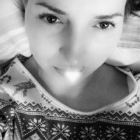 __Ella Adlı Modelin Çevrimdışı Sohbet Odası