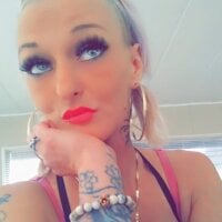 milfblondebae143 webcam model