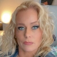 BombBlonde Adlı Modelin Çevrimdışı Sohbet Odası